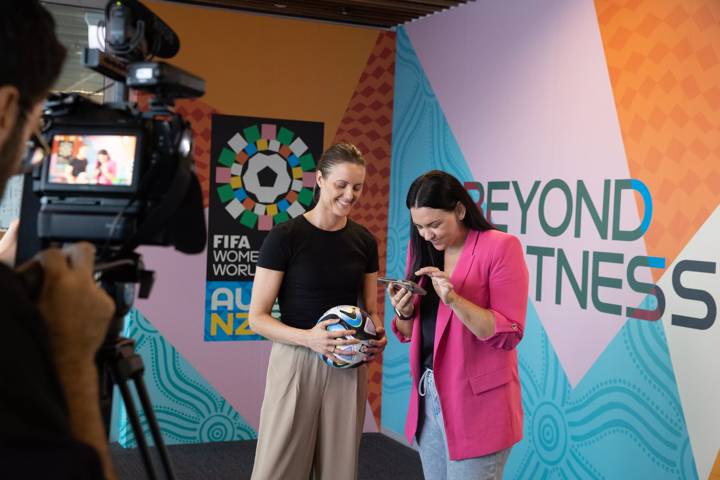 Beyond Greatness Champion Casey Dellacqua (R) and Paralaympian Ellie Cole (L)