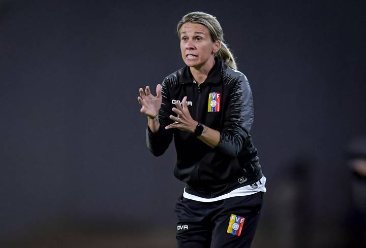 Pamela Conti coach of Venezuela gives instructions to his team players during an international friendly match between Argentina and Venezuela 