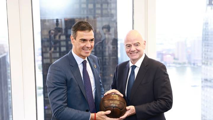 NEW YORK CITY, USA - SEPTEMBER 23: FIFA President Gianni Infantino meets with Spanish Prime minister Pedro Sanchez on the Sidelines of the UN General Assembly (Photo by:  - FIFA / FIFA via Getty Images)