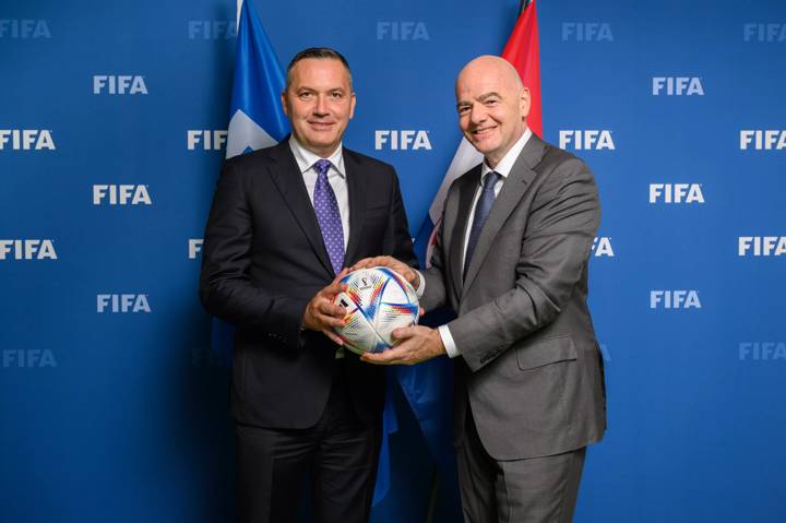 FIFA President Gianni Infantino (R) and Croatian Football Federation President Marijan Kustic (L) meet