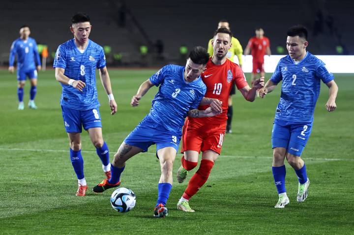 Bayartsengel Purevdorj of Mongolia battles for possession with Philip Ozobic of Azerbaijan 