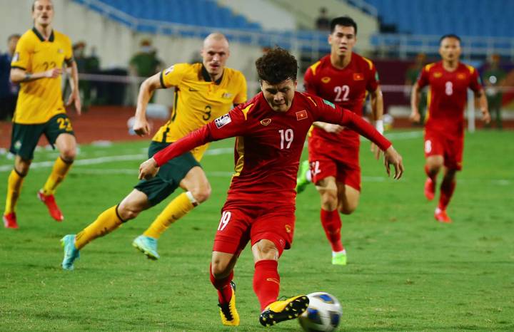  Vietnam international midfielder Nguyen Quang Hai #19 competes for the ball