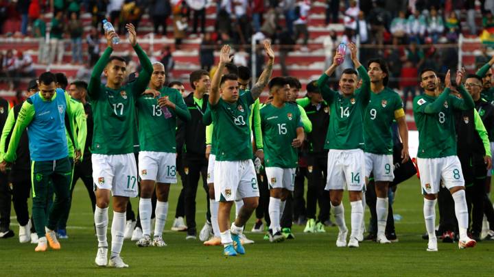 MIRAFLORES, BOLIVIA - NOVEMBER 16:  Players of Bolivia celebrate after winning a FIFA World Cup 2026 Qualifier match between Bolivia and Peru at Estadio Hernando Siles on November 16, 2023 in Miraflores, Bolivia. (Photo by Gaston Brito Miserocchi/Getty Images)