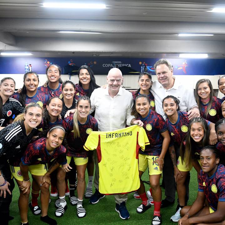 CALI, COLOMBIA - JULY 17: FIFA President Gianni Infantino and Colombian Football Federation (FCF) President and FIFA Council Member Ramon Jesurun pose with players of Colombia during a Group A match between Ecuador and Colombia as part of Women's CONMEBOL Copa America Colombia 2022 at Estadio Pascual Guerrero on July 17, 2022 in Cali, Colombia. (Photo Courtesy of FCF)