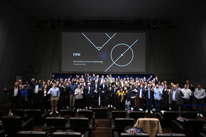 FIFA President Gianni Infantino and FIFA Secretary General Mattias Grafström pose with the attendees of the MA Division & Regional Offices Annual Gathering in Zurich