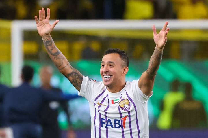 Al Ain's Paraguayan midfielder #10 Kaku celebrates 