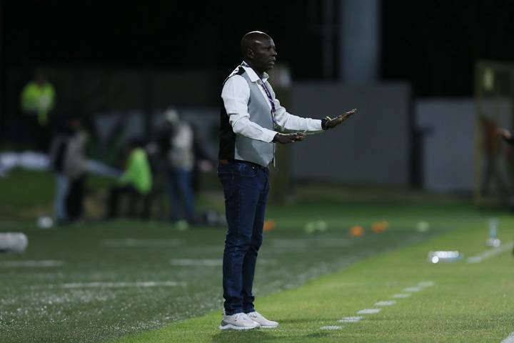 Yussif Basigi, Head Coach of Ghana, gives the team instructions during the FIFA U-20 Women's World Cup Colombia 2024