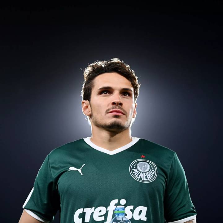 ABU DHABI, UNITED ARAB EMIRATES - FEBRUARY 08: Raphael Veiga of Palmeiras looks on during the FIFA Club World Cup UAE 2021 Semi Final match between Palmeiras and Al Ahly at Al Nahyan Stadium on February 08, 2022 in Abu Dhabi, United Arab Emirates. (Photo by Michael Regan - FIFA/FIFA via Getty Images)