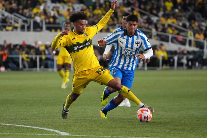 Jacen Russell-Rowe #19 of the Columbus Crew dribbles the ball 