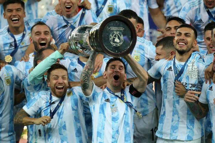 Lionel Messi of Argentina lifts the trophy with teammates after winning the final of Copa America Brazil 2021 between Brazil and Argentina