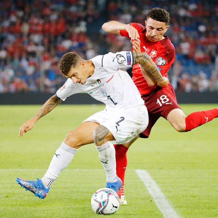 Foto Manuel Geisser 05.09.2021 Basel : Stadion St.Jakob Park Basel Saison 2021/2022 Herren Fussball WM Qualifikationsspiel Schweiz - Italien Giovanni Di Lorenzo li,Italien gegen Ruben Vargas Schweiz *** Photo Manuel Geisser 05 09 2021 Basel Stadion St Jakob Park Basel Season 2021 2022 Men Football World Cup Qualifier Switzerland Italy Giovanni Di Lorenzo li,Italy vs Ruben Vargas Switzerland