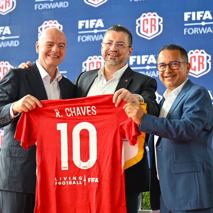 ALAJUELA, COSTA RICA - AUGUST 28: (L-R) FIFA President Gianni Infantino, President of Costa Rica Rodrigo Chaves Robles and Costa Rican Football Federation President Rodolfo Villalobos hold a Costa Rica jersey during the visit of FIFA President Gianni Infantino to FCRF Headquarters on August 28, 2022 in Alajuela, Costa Rica. (Photo by Harold Cunningham/FIFA)