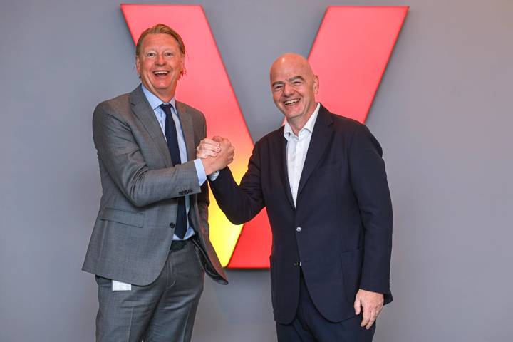 NEW YORK, UNITED STATES - SEPTEMBER 24: FIFA President Gianni Infantino and Verizon Chairman and Chief Executive Officer Hans Vestberg pose for a photo during a meeting between FIFA and Verizon on September 24, 2024 in New York, United States. (Photo by Dustin Satloff - FIFA/FIFA via Getty Images)