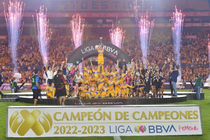 Players of Tigres celebrate after winning the Campeon de Campeones match between Tigres UANL and America as part of the Liga MX Femenil at Universitario Stadium on July 10, 2023 in Monterrey, Mexico