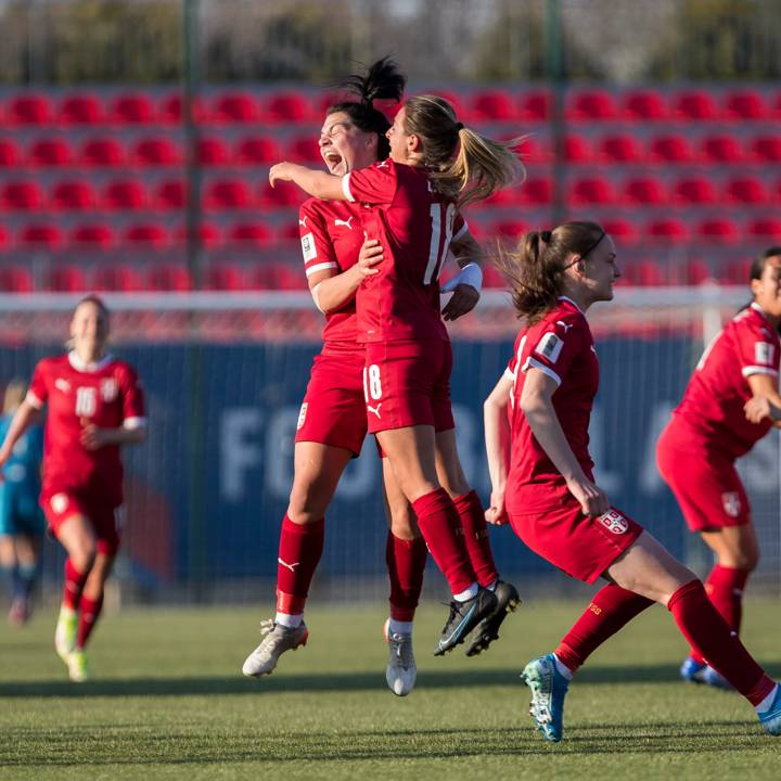 STARA PAZOVA, SERBIA - APRIL 12: The players of Serbia celebrate the victory during the FIFA Women's World Cup 2023 Qualifier group H match between Serbia and Germany at  on April 12, 2022 in Stara Pazova, Serbia. (Photo by Nikola Krstic/MB Media/Getty Images)