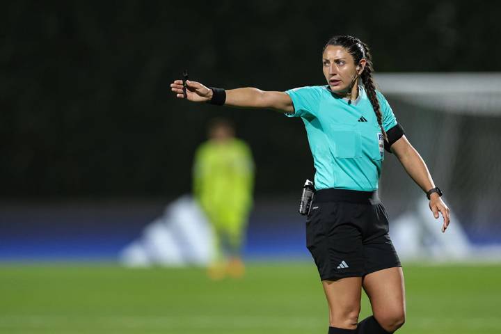 Referee Dione Rissios Durán gestures