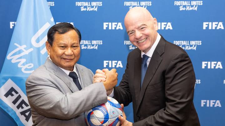 PARIS, FRANCE - JULY 27: FIFA President Gianni Infantino meets with the President-elect of the Republic of Indonesia Prabowo Subianto at FIFA's Paris office on July 27, 2024 in Paris, France. (Photo by Léo-Paul Ridet/FIFA)
