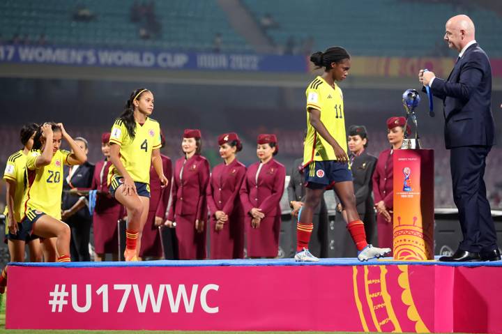 Linda Caicedo receives her medal COL vs SPA final India 2022