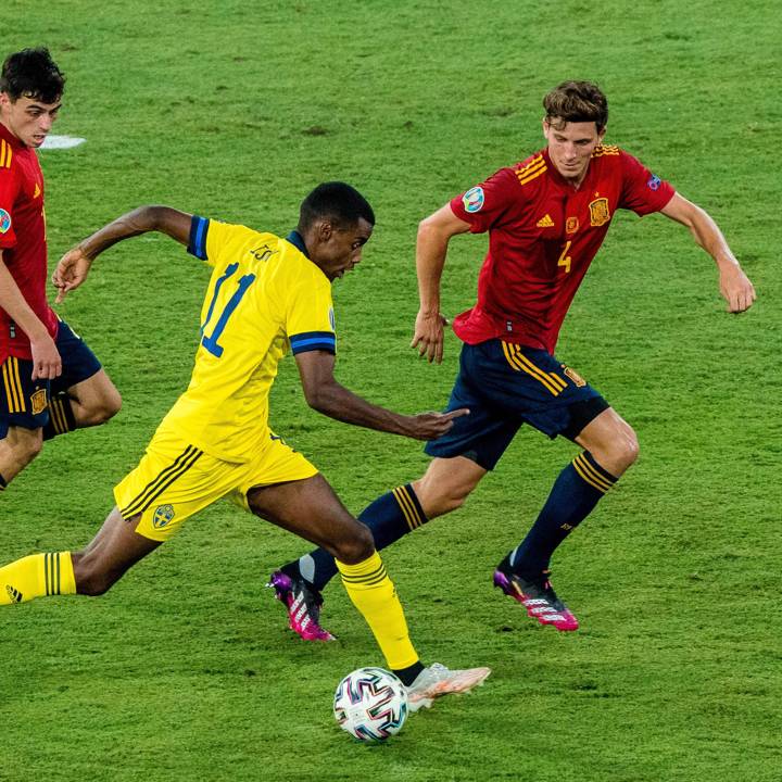  European Championship, EM, Europameisterschaft Group E Spain - Sweden Pedri, Alexander Isak and Pau Torres during the match between Spain and Sweden, corresponding to the Euro 2020, Group E, played at the La Cartuja Stadium, on 14th june 2021, in Seville, Spain. Valencia Spain urbanandsport-spainvss200614_npq6I PUBLICATIONxNOTxINxFRA Copyright: xUrbanandsportx