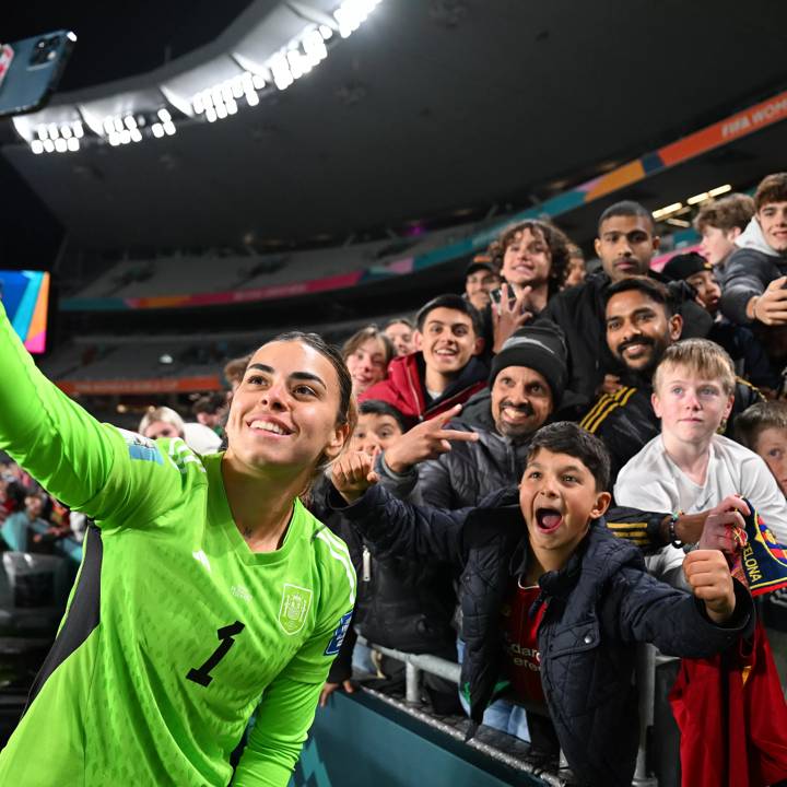 AUCKLAND, NEW ZEALAND - JULY 26: Misa Rodriguez of Spain takes a selfie with fans after her team's 5-0 victory in the FIFA Women's World Cup Australia & New Zealand 2023 Group C match between Spain and Zambia at Eden Park on July 26, 2023 in Auckland / Tāmaki Makaurau, New Zealand. (Photo by Hannah Peters - FIFA/FIFA via Getty Images)